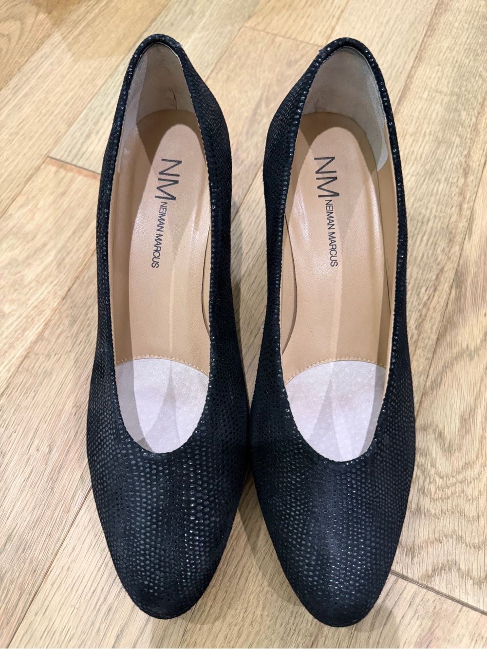NM Neiman Marcus Black Textured Pumps | Size 10M